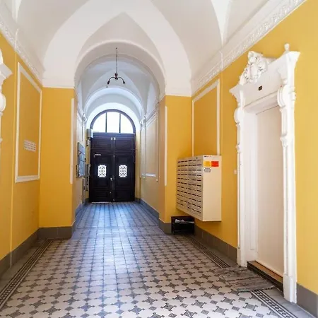 Extra Brand New And Large Ac Appartement
