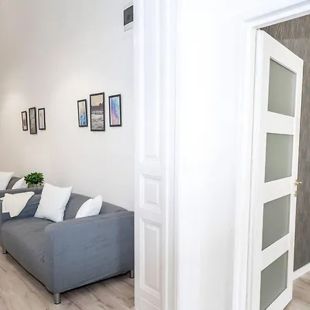 Extra Brand New And Large Ac Apartment *