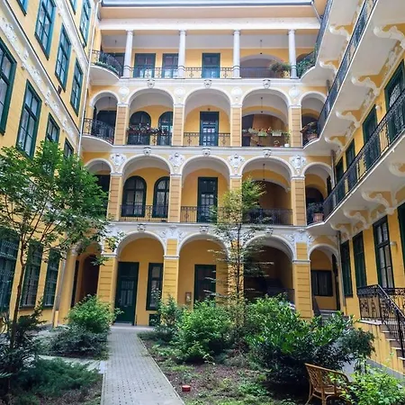 Extra Brand New And Large Ac Apartment *