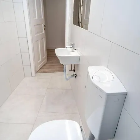 Extra Brand New And Large Ac