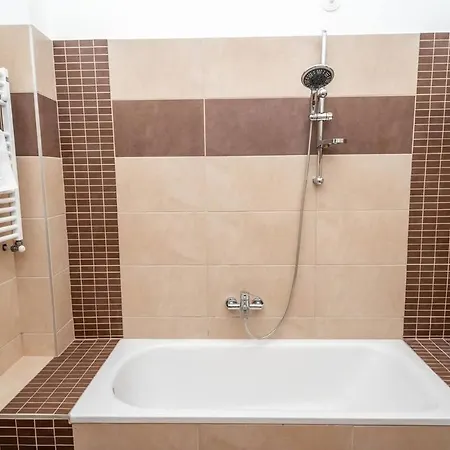 Extra Brand New And Large Ac Apartment *